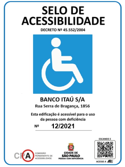 Placa do Selo de Acessibilidade Arquitetônico com o símbolo universal de acesso. 